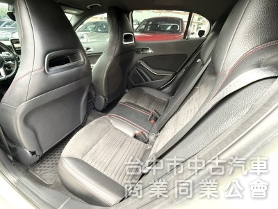 2015年式 M-BENZ 總代理 AMG GLA200 1.6 車況優 僅跑2萬公里 雙電動椅 電尾門 賓士跨界小休旅