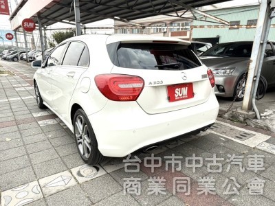 2015年式 M-Benz 總代理 A200 1.6 原鈑件 電動跑車座椅  全景天窗 外型時尚 小姊姊們的最愛款 