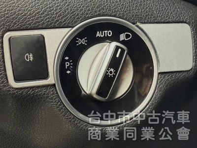 2015年式 M-Benz 總代理 A200 1.6 原鈑件 電動跑車座椅  全景天窗 外型時尚 小姊姊們的最愛款 