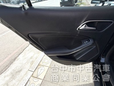 2017年式 M-BENZ GLA180 1.6T 總代理 原鈑件 電動座椅 電動尾門 倒車顯影 簡約時尚歐系輕休旅