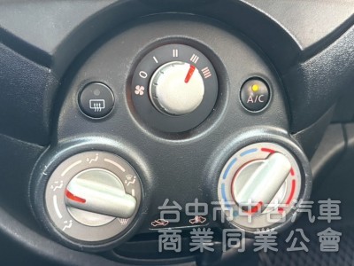 2015年 Nissan March 1.5 傳奇版 原鈑件 衛星導航 倒車顯影 加值安卓機 外型可愛 城市代步小車