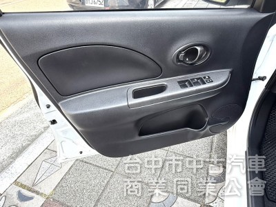 2015年 Nissan March 1.5 傳奇版 原鈑件 衛星導航 倒車顯影 加值安卓機 外型可愛 城市代步小車
