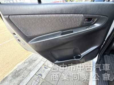 2012年 TOYOTA INNOVA 2.0 自排 J版 原鈑件 只跑8萬公里 衛星導航 加裝皮椅 鋁圈 客貨兩用車