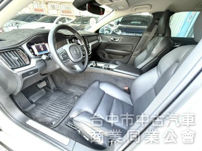 2024年式 Volvo V60 Plus B3 2.0 輕油電 原鈑件 僅跑2萬 ACC 環景  瑞典旅行車 原廠保固