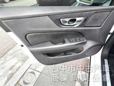 2024年式 Volvo V60 Plus B3 2.0 輕油電 原鈑件 僅跑2萬 ACC 環景  瑞典旅行車 原廠保固