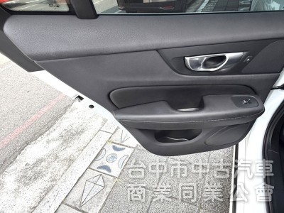 2024年式 Volvo V60 Plus B3 2.0 輕油電 原鈑件 僅跑2萬 ACC 環景  瑞典旅行車 原廠保固