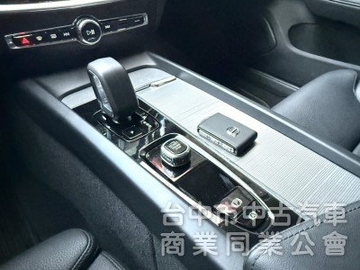 2024年式 Volvo V60 Plus B3 2.0 輕油電 原鈑件 僅跑2萬 ACC 環景  瑞典旅行車 原廠保固
