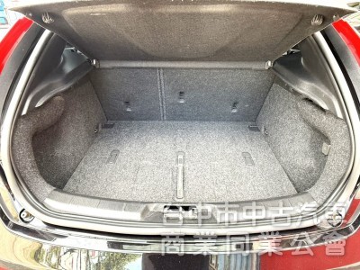 2016年式 Volvo V40 T3 豪華版 原鈑件 僅跑5萬公里 記憶電動座椅 自動停車 魅力十足 瑞典小坦克