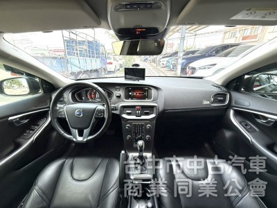 2016年式 Volvo V40 T3 豪華版 原鈑件 僅跑5萬公里 記憶電動座椅 自動停車 魅力十足 瑞典小坦克