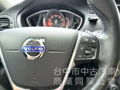 2016年式 Volvo V40 T3 豪華版 原鈑件 僅跑5萬公里 記憶電動座椅 自動停車 魅力十足 瑞典小坦克