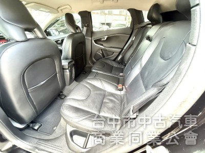 2016年式 Volvo V40 T3 豪華版 原鈑件 僅跑5萬公里 記憶電動座椅 自動停車 魅力十足 瑞典小坦克