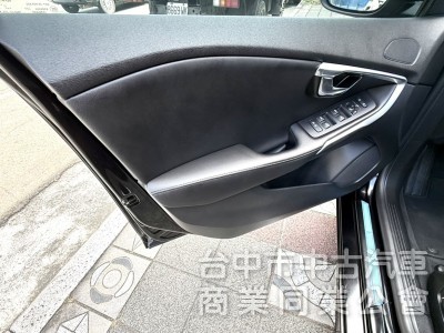 2016年式 Volvo V40 T3 豪華版 原鈑件 僅跑5萬公里 記憶電動座椅 自動停車 魅力十足 瑞典小坦克