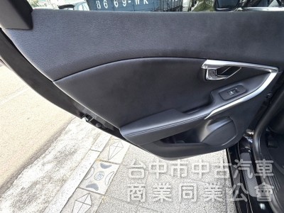 2016年式 Volvo V40 T3 豪華版 原鈑件 僅跑5萬公里 記憶電動座椅 自動停車 魅力十足 瑞典小坦克