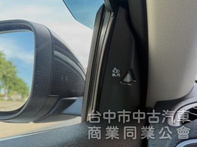 2016年式 Volvo V40 T3 豪華版 原鈑件 僅跑5萬公里 記憶電動座椅 自動停車 魅力十足 瑞典小坦克