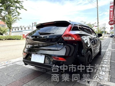 2016年式 Volvo V40 T3 豪華版 原鈑件 僅跑5萬公里 記憶電動座椅 自動停車 魅力十足 瑞典小坦克