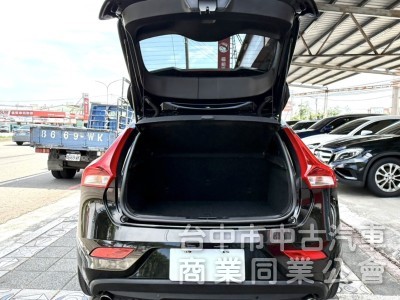 2016年式 Volvo V40 T3 豪華版 原鈑件 僅跑5萬公里 記憶電動座椅 自動停車 魅力十足 瑞典小坦克