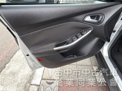 2016年 Ford Focus 5D 1.5T 汽油時尚型 原鈑件 定速 渦輪增壓 換檔撥片 省油實用 便宜輕鬆入手