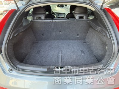 2015年 VOLVO V40 T4 1.6 豪華版 雙區恆溫 渦輪增壓 自動停車 電動座椅 北歐經典質感掀背小車