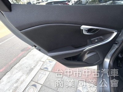 2015年 VOLVO V40 T4 1.6 豪華版 雙區恆溫 渦輪增壓 自動停車 電動座椅 北歐經典質感掀背小車