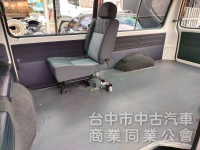 13中華得利卡八人座箱車手排2.4cc