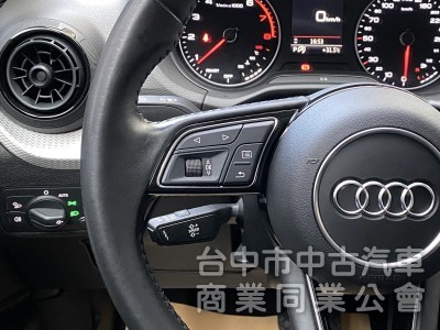 2018 Audi Q2 35 TFSI Luxury　升級carplay／車況佳／第三方認證／原鈑件