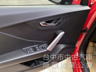 2018 Audi Q2 35 TFSI Luxury　升級carplay／車況佳／第三方認證／原鈑件