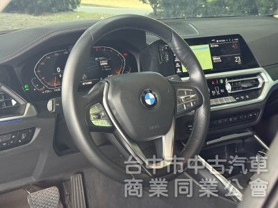 BMW 3-Series Sedan 2022款 318i Luxury 白金極智版 紅色