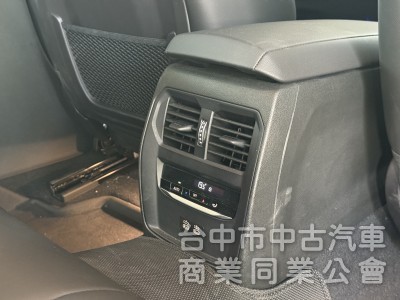 BMW 3-Series Sedan 2022款 318i Luxury 白金極智版 紅色