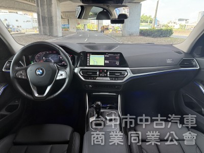 BMW 3-Series Sedan 2022款 318i Luxury 白金極智版 紅色