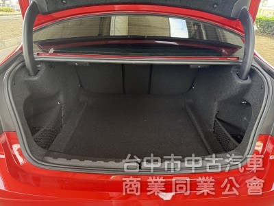 BMW 3-Series Sedan 2022款 318i Luxury 白金極智版 紅色