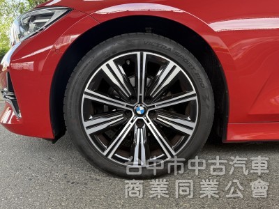 BMW 3-Series Sedan 2022款 318i Luxury 白金極智版 紅色