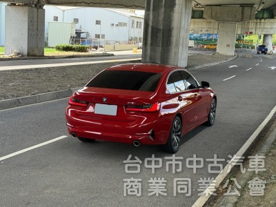 BMW 3-Series Sedan 2022款 318i Luxury 白金極智版 紅色
