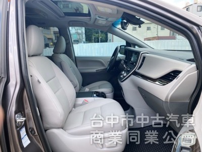 市場稀有低里程 頂規XLE AWD 原鈑原漆 300匹新引擎 8速變速系統 ACC自動跟車 後座獨立影音