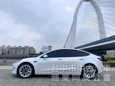 2022 LR長程版 低里程 選配FSD全自動駕駛 新式AMD晶片 CCS2 全車原廠保固中！