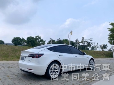 2022 LR長程版 低里程 選配FSD全自動駕駛 新式AMD晶片 CCS2 全車原廠保固中！