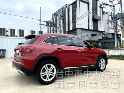 2022式 Benz GLA180 豪華版 全新大改款 23P全智慧駕駛 雙前電動椅 64氣氛燈 原廠保固中！