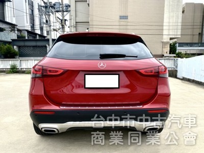 2022式 Benz GLA180 豪華版 全新大改款 23P全智慧駕駛 雙前電動椅 64氣氛燈 原廠保固中！