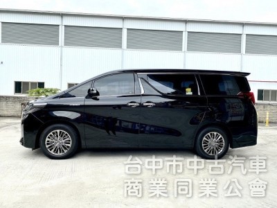新價格！低里程 僅跑3萬 原漆原鈑件！四條輪胎皆已換新 3萬保養已做好 後尾門升級一鍵啟動