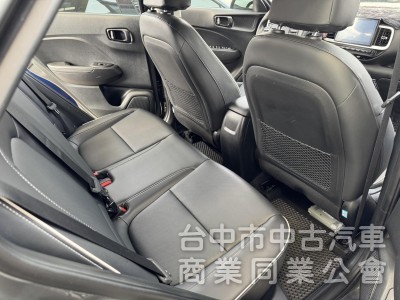鑫華富汽車 現代 都會休旅款1.6