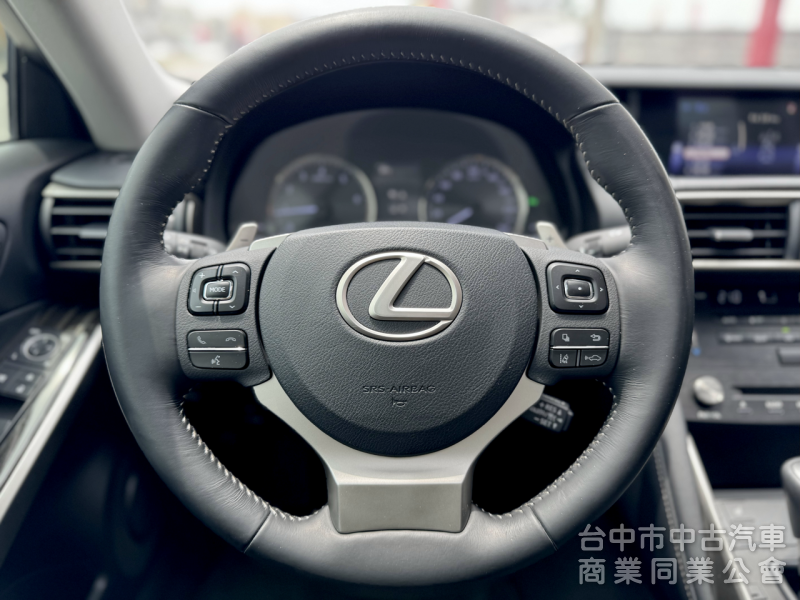17年式！小改款！頂級版！ACC跟車！通風椅 盲點 三眼LED頭燈 電視 天窗！原鈑件！可全貸！大甲在地深耕30年老店！