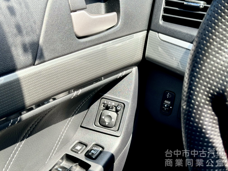 一手車！里程僅跑7萬！原廠保養！定速！I-KEY！無線AppleCarPlay！倒車顯影 四輪新胎 抬頭顯示！原鈑件！