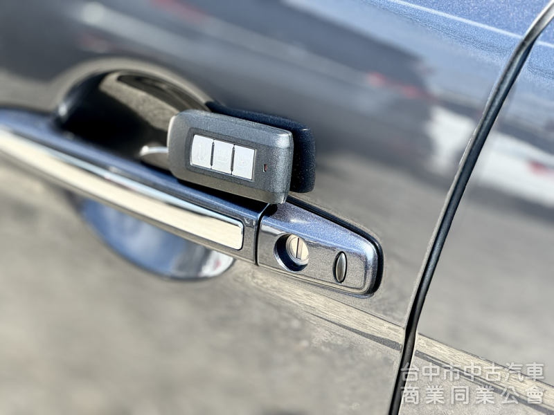 一手車！里程僅跑7萬！原廠保養！定速！I-KEY！無線AppleCarPlay！倒車顯影 四輪新胎 抬頭顯示！原鈑件！