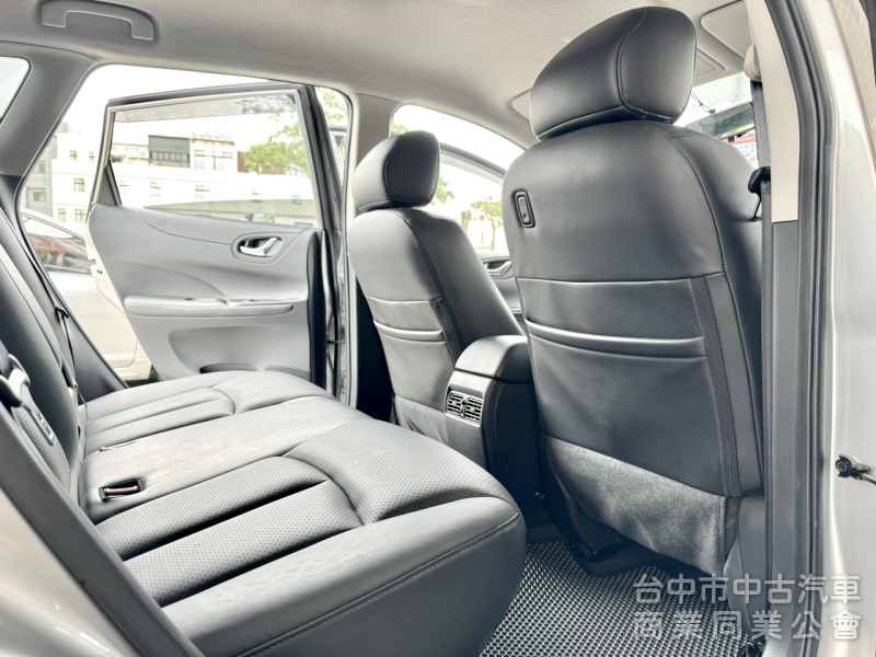 低里程！僅跑4萬！小車大空間！6氣囊！藍芽影音 倒車顯影 前後紀錄！後座出風口！原鈑件！可全貸！台中在地深耕30年老店！