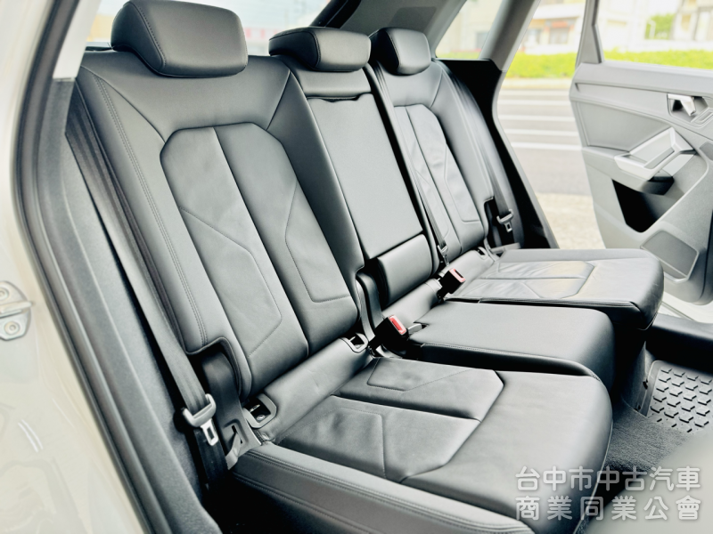 一手車！僅跑3萬！原廠保養！新車保固中！ACC跟車 盲點 環景 腳踢尾門 CarPlay！原鈑件！台中在地30年老店！