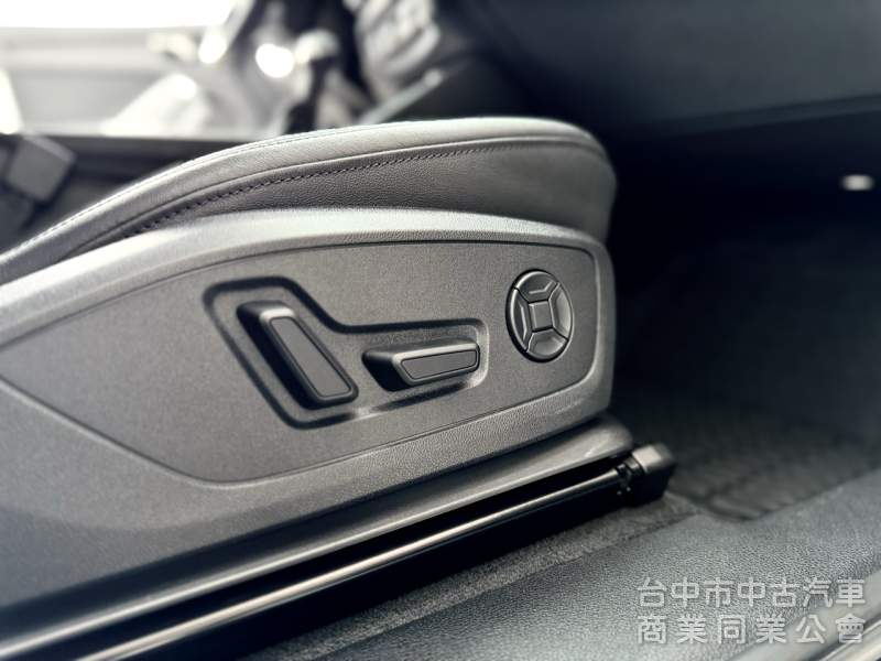 一手車！僅跑3萬！原廠保養！新車保固中！ACC跟車 盲點 環景 腳踢尾門 CarPlay！原鈑件！台中在地30年老店！
