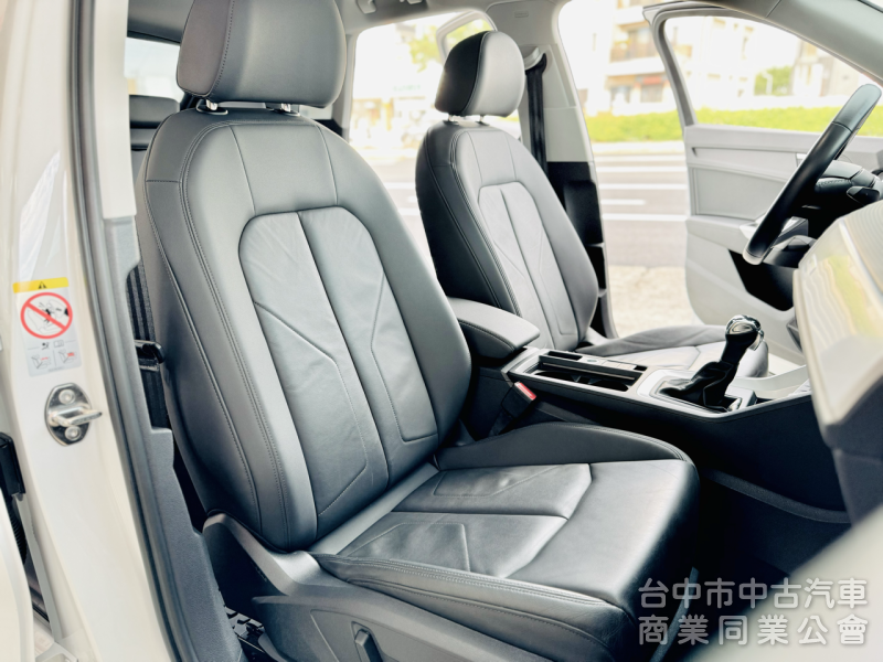 一手車！僅跑3萬！原廠保養！新車保固中！ACC跟車 盲點 環景 腳踢尾門 CarPlay！原鈑件！台中在地30年老店！