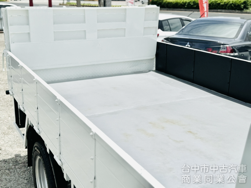 自排！僅跑9萬！雙折雙芯尾門！免尿素！載重五噸！四錄環景！工具箱！錏板！護欄！全省保固！