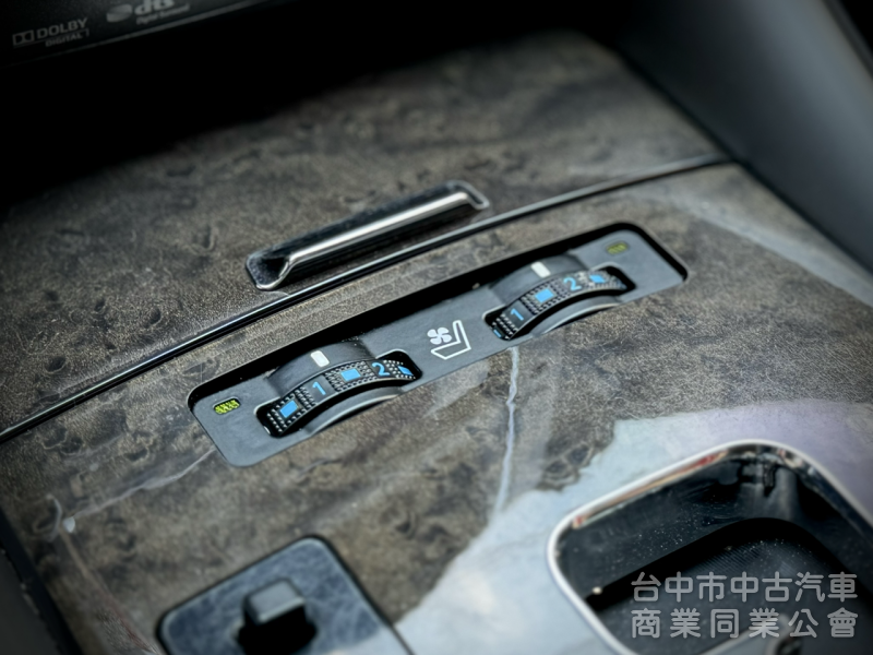 一手車！NAVI旗艦版！僅跑10萬！定速！ML音響！撥片！導航！後電動遮陽簾！雙電動冷熱通風椅！前後車距雷達！原鈑件！