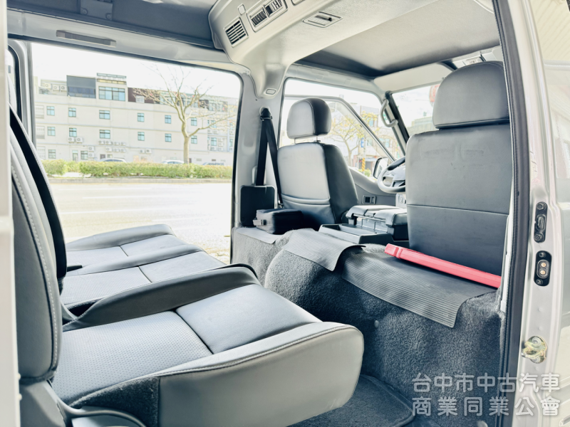 市場最低里程！僅跑1萬！自排～8人座！定速 雙安 循跡！原鈑件！可全貸！售後原廠2年5萬公里保固！台中在地30年老店！