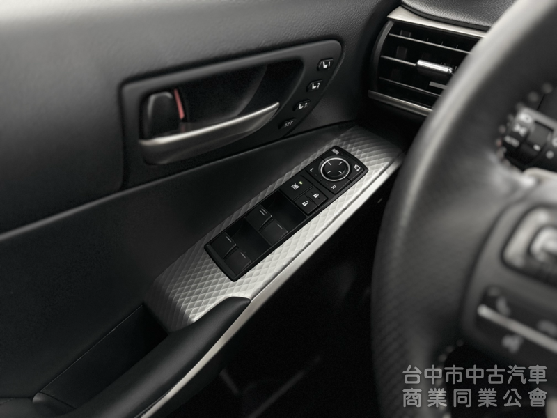 17年式！F Sport版！小改款！ACC跟車！雙電動通風椅！三眼LED頭燈！導航電視！可全貸！台中在地深耕30年老店！